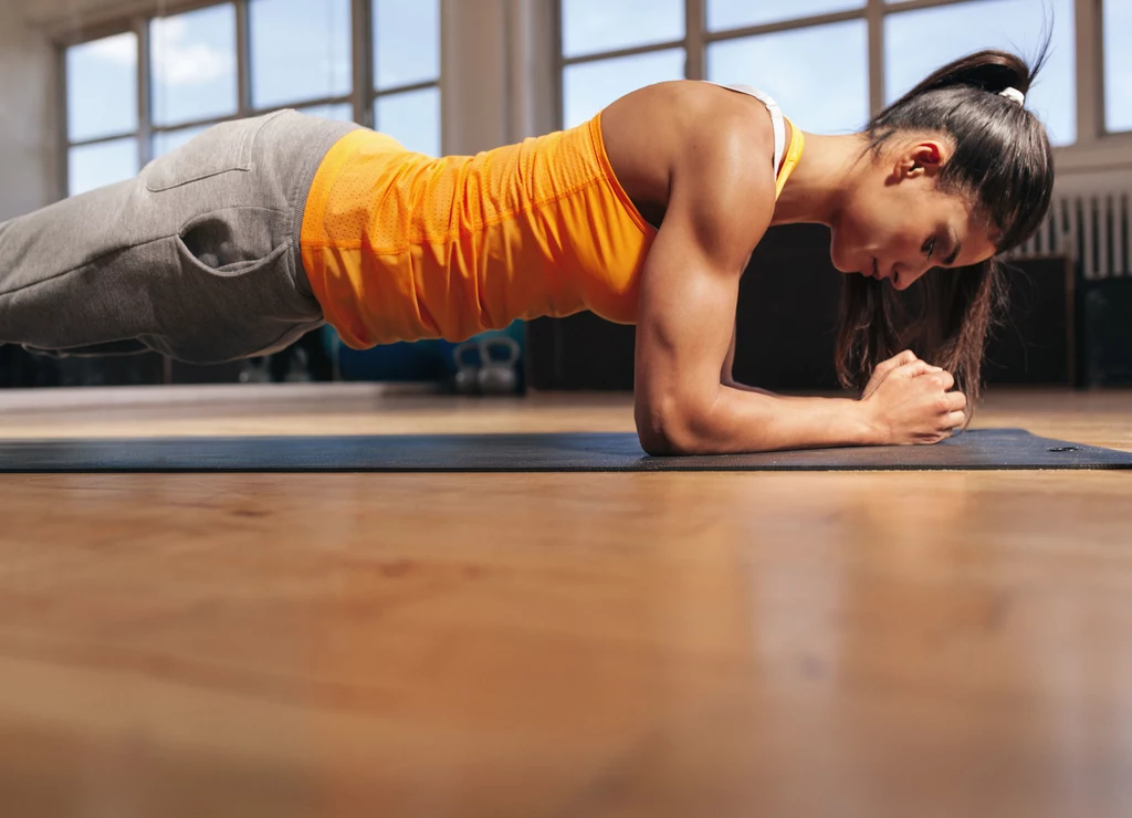 Plank wzmocni kręgosłup i mięśnie brzucha. Jednak, aby spalić tłuszcz nie należy unikać również ćwiczeń redukcyjnych