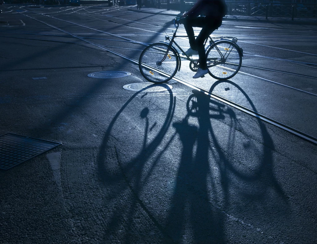 Wyposażenie roweru we właściwe oświetlenie to, obok kasku, najistotniejsza czynność poprawiająca bezpieczeństwo rowerzystów