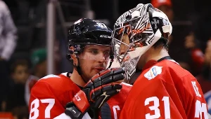 Sidney Crosby (z lewej) i Carey Price cieszą się ze zwycięstwa