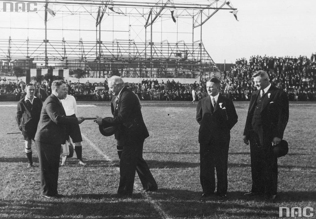 Sekretarz generalny klubu sportowego Warta Poznań Franciszek Rybarczyk wręcza upominek prezesowi klubu sportowego Ruch Wielkie Hajduki Zygmuntowi Widerze na uroczystości otwarcia stadionu sportowego