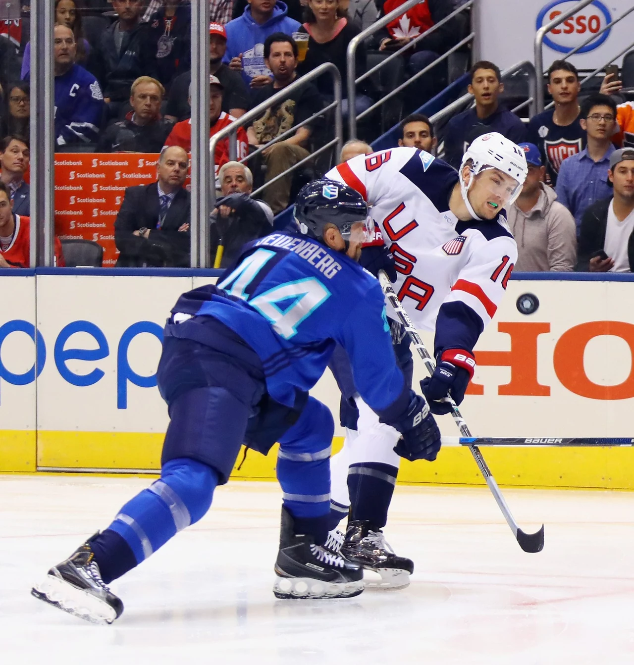James van Riemsdyk #16 bronił barw USA na Pucharze Świata (tu walczy z Dennisem Seidenbergiem z Europy). Już wkrótce zobaczymy go w barwach Toronto Maple Leafs.