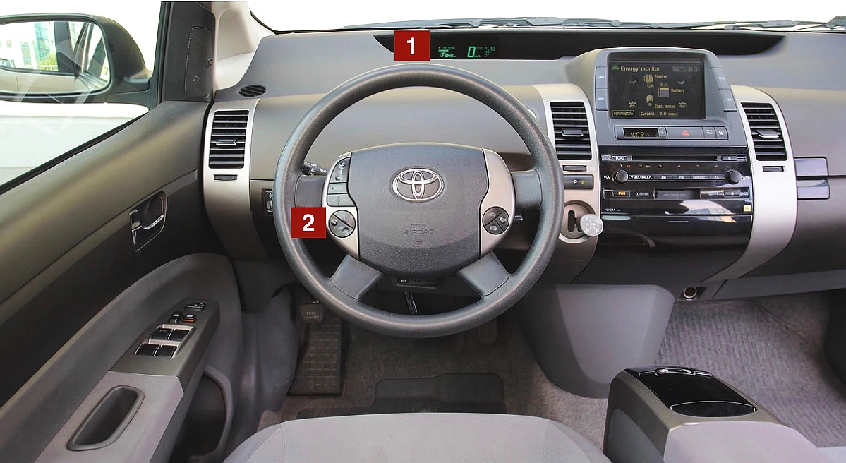 Jajowata kierownica, mikroprzełącznik kierunku jazdy i zupełny brak analogowych wskaźników – chociaż ta tablica przyrządów ma już 12 lat, nadal wygląda futurystycznie. Świetne materiały.