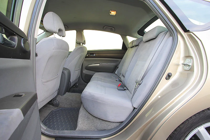 Mnóstwo miejsca na kanapie – na kolana jest go tyle co w klasie wyższej, tylko siedzisko krótsze.