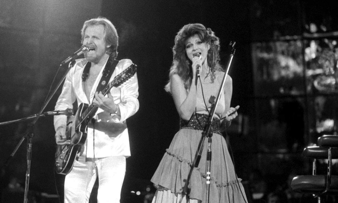 Na debiutanckiej płycie "Nowy wspaniały świat" znalazły się przeboje "Chodź, pomaluj świat", "Czerwone słoneczko", "Wstawaj, szkoda dnia" i "Hej, dogonię lato".