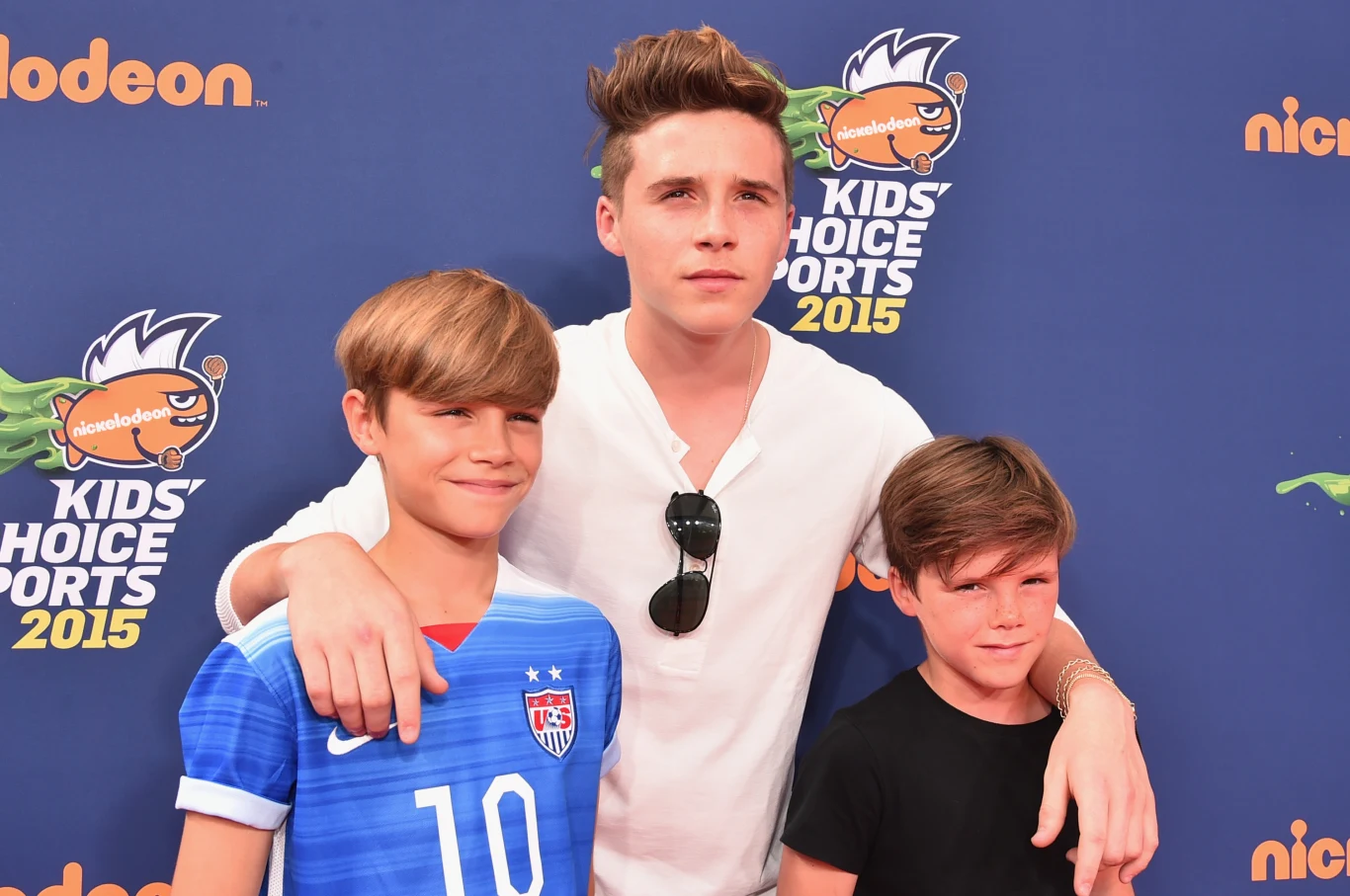 Cruz Beckham (po prawej) wraz z braćmi Romeo (po lewej) i Brooklynem (w środku)