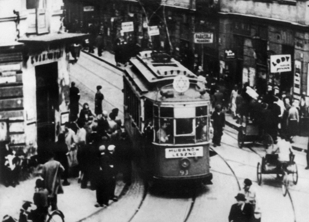 Tramwaj z gwiazdą Dawida na ulicach warszawskiego getta Tramwaj z gwiazdą Dawida na ulicach warszawskiego getta