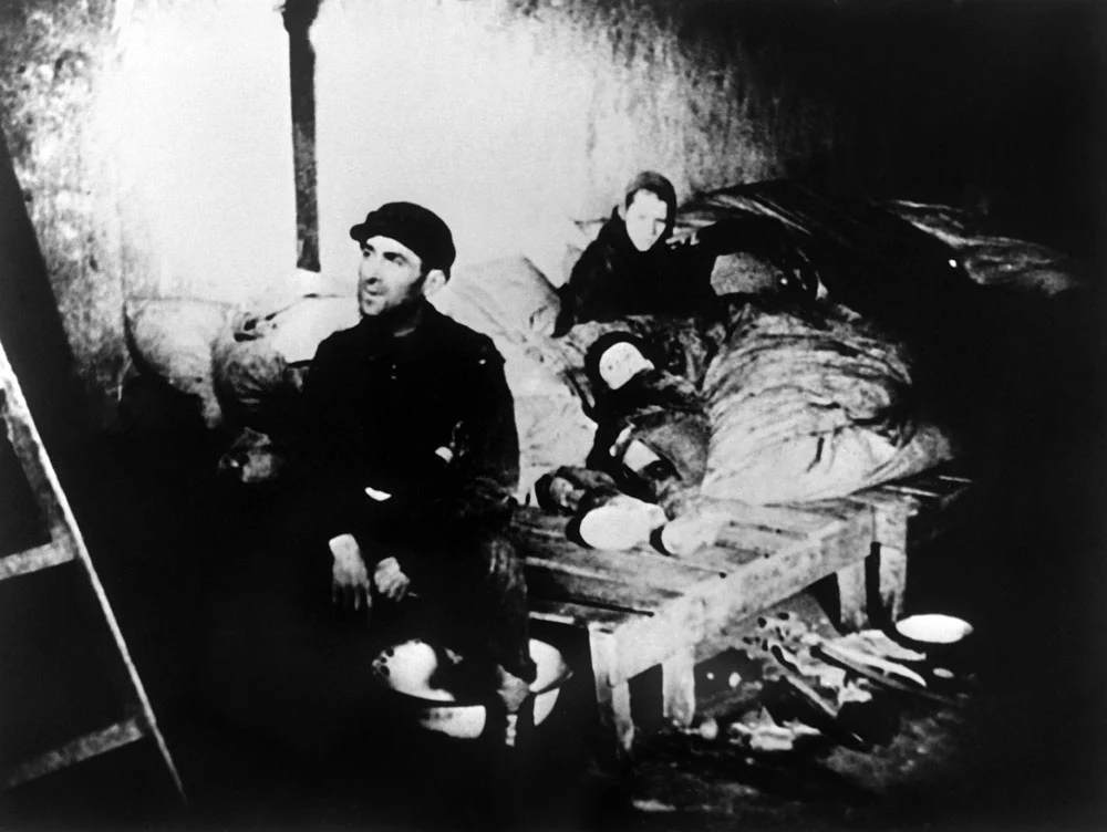 W warszawskim getcie panował głód, szerzyły się choroby i panowały tragiczne warunki sanitarne W warszawskim getcie panował głód, szerzyły się choroby i panowały tragiczne warunki sanitarne