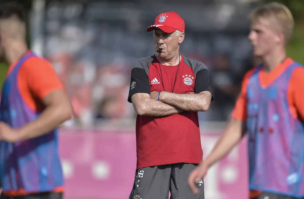 Carlo Ancelotti prowadzący trening Bayernu Monachium