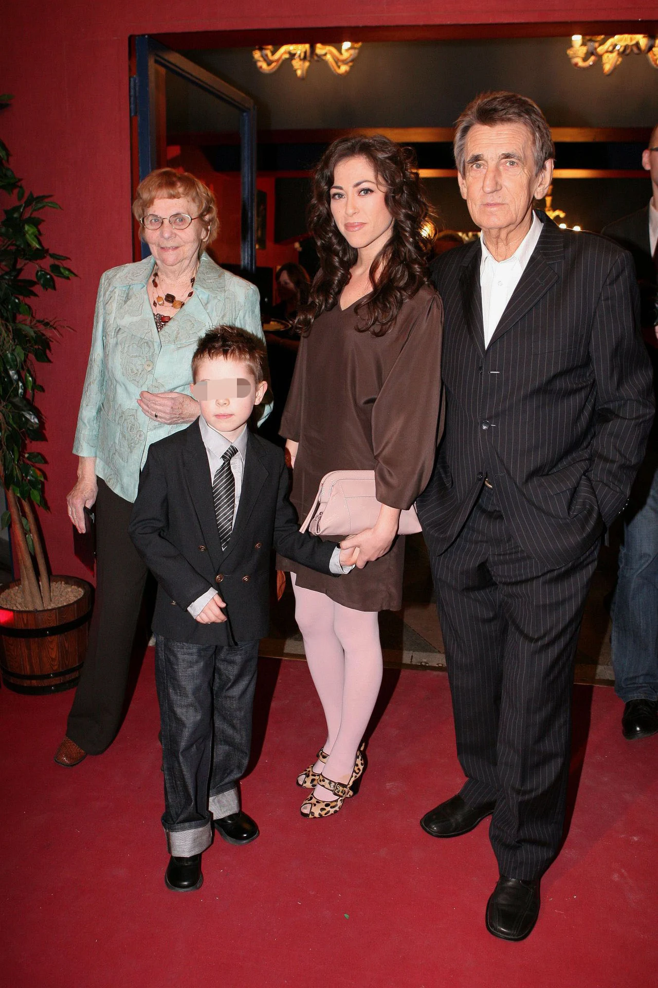 Babcia pomagała jej w opiece nad dzieciakami Babcia pomagała jej w opiece nad dzieciakami