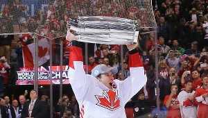 Gwiazda Kanady Sidney Crosby z okazałym trofeum