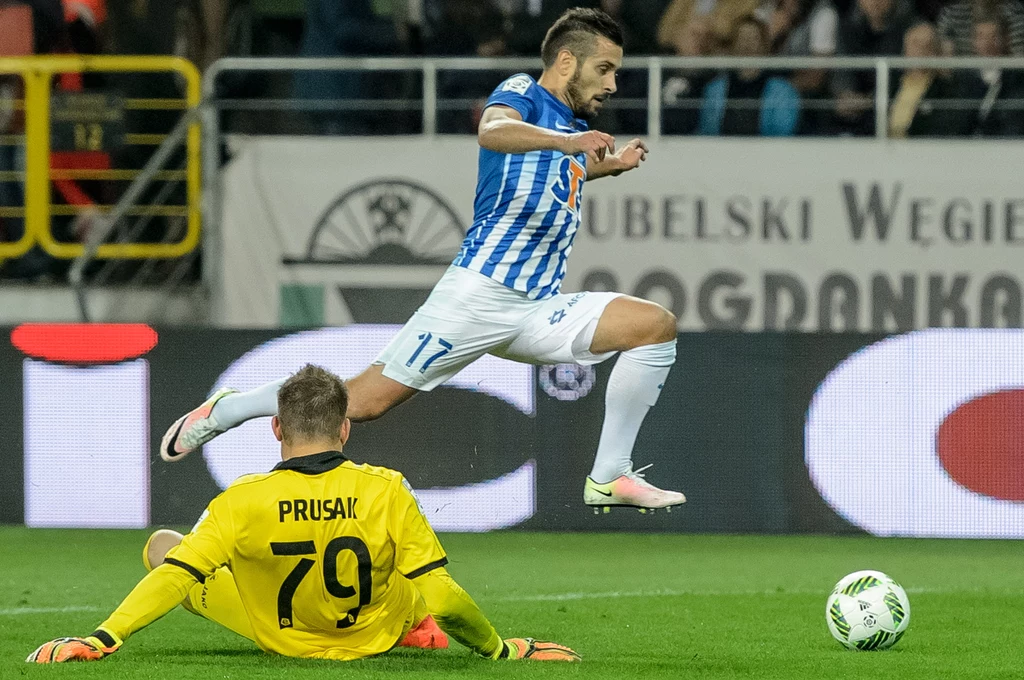 Piłkarz Lecha Poznań Maciej Makuszewski (P) mija bramkarza Górnika Łęczna Sergiusza Prusaka