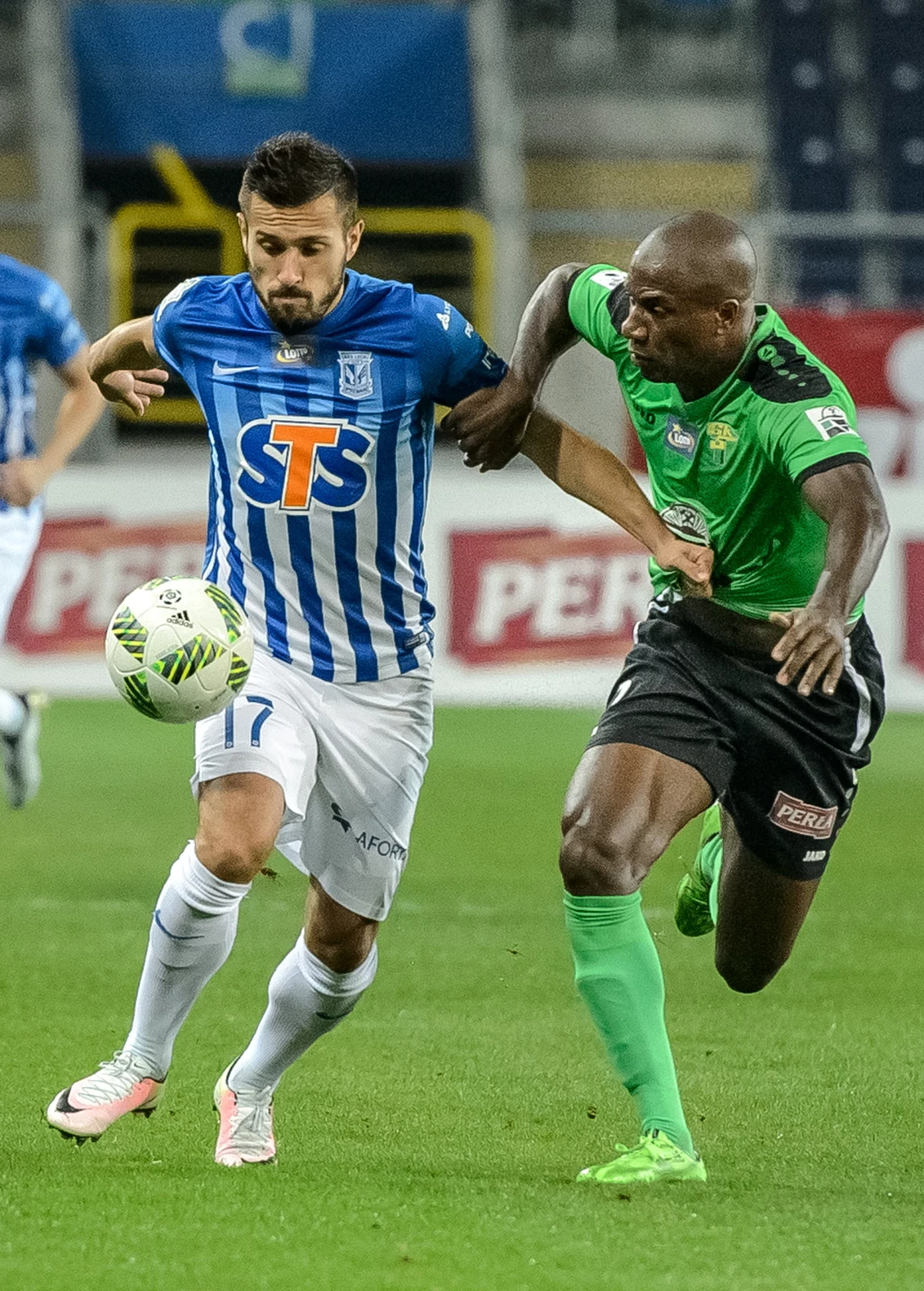 Piłkarz Górnika Łęczna Leandro (P) i Maciej Makuszewski (L) z Lecha Poznań
