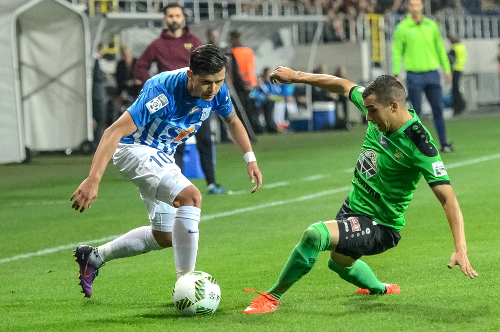 Piłkarz Górnika Łęczna Jurisa Slaven (P) i Darko Jevtic (L) z Lecha Poznań