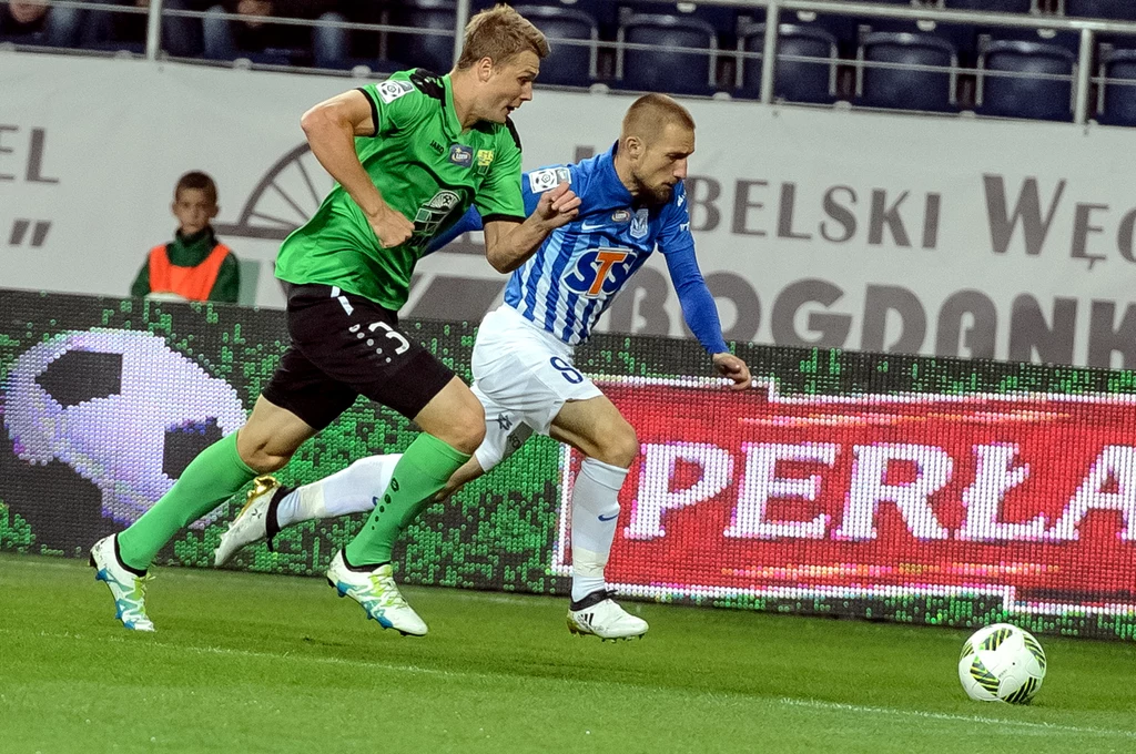 Piłkarz Górnika Łęczna Aleksander Komor (L) i Szymon Pawłowski (P) z Lecha Poznań