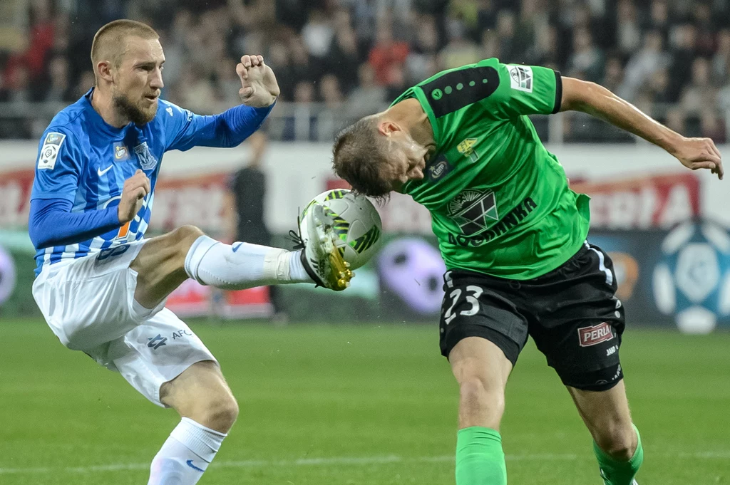 Piłkarz Górnika Łęczna Maciej Szmatiuk (P) i Szymon Pawłowski (L) z Lecha Poznań