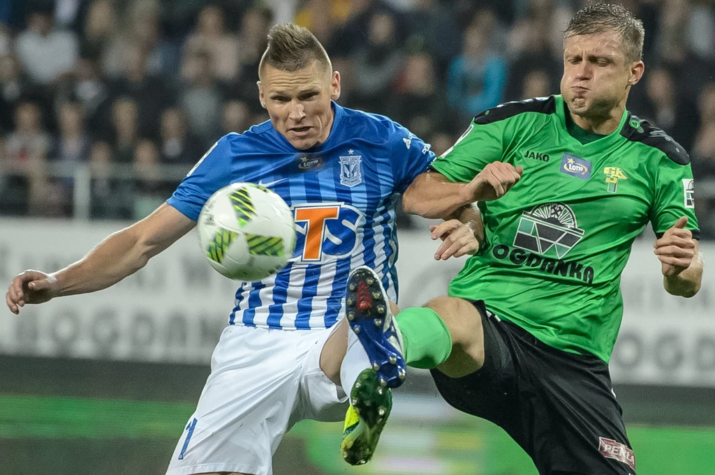 Piłkarz Górnika Łęczna Maciej Szmatiuk (P) i Marcin Robak (L) z Lecha Poznań