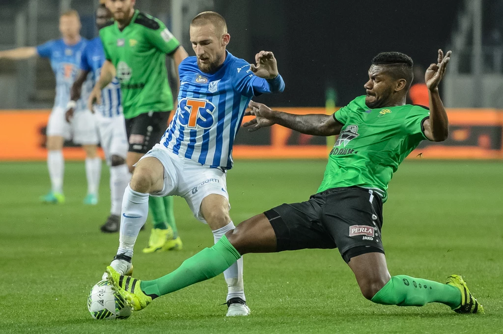 Piłkarz Górnika Łęczna Gerson (P) i Szymon Pawłowski (L) z Lecha Poznań 