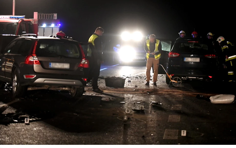 Nie wiadomo wciąż, który kierowca zawinił i czy dzieci jadące na tylnych siedzeniach obu aut miały prawidłowo zapięte pasy