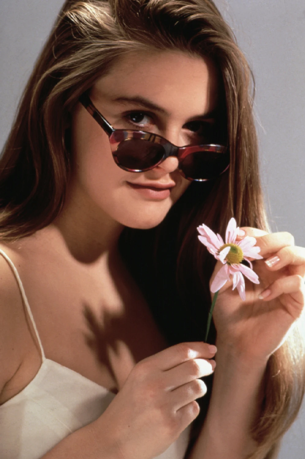 Wcześniej jednak Silverstone zobaczyliśmy w kinowym debiucie. W "Zauroczeniu" (1993) Alana Shapiro młoda aktorka wcieliła się w rozbudzoną seksualnie demoniczną 14-latkę, która rozkochuje w sobie dużo starszego mężczyznę. Rola ta przyniosła Silverstone dwie statuetki MTV Movie Awards - dla najlepszej  debiutantki oraz najlepszego czarnego charakteru.