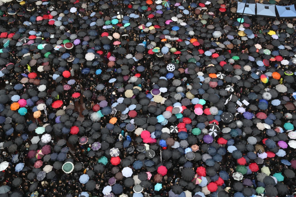 Kobiety na Placu Zamkowym protestują przeciwko planom zaostrzenia ustawy aborcyjnej Kobiety na Placu Zamkowym protestują przeciwko planom zaostrzenia ustawy aborcyjnej