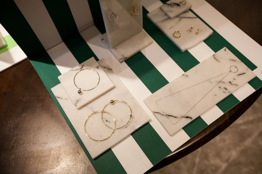 Tłem dla biżuterii była scenografia wykonana w stylistyce lat 60., autorstwa Zuzy Słomińskiej. Tłem dla biżuterii była scenografia wykonana w stylistyce lat 60., autorstwa Zuzy Słomińskiej.