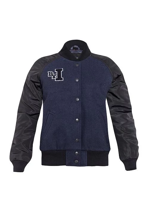 Limitowana edycja Peach Jacket odkrywa cztery wyjątkowe kolory: błękit, granat, antracyt melanż i bordowy, które zostały ozdobione haftem z przodu oraz z tyłu, co nadaje kurtce oryginalnego wyglądu i sprawia, że pasuje do każdej jesiennej stylizacji. Limitowana edycja Peach Jacket odkrywa cztery wyjątkowe kolory: błękit, granat, antracyt melanż i bordowy, które zostały ozdobione haftem z przodu oraz z tyłu, co nadaje kurtce oryginalnego wyglądu i sprawia, że pasuje do każdej jesiennej stylizacji.