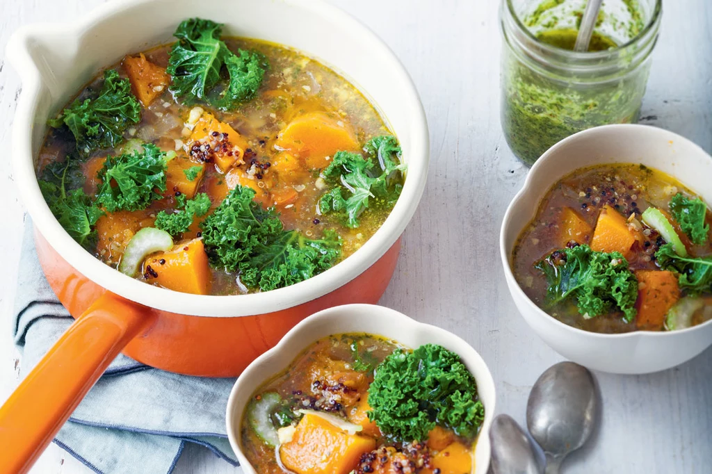 Minestrone z komosą ryżową, orzechowo-pietruszkowym pesto, dynią i jarmużem Minestrone z komosą ryżową, orzechowo-pietruszkowym pesto, dynią i jarmużem