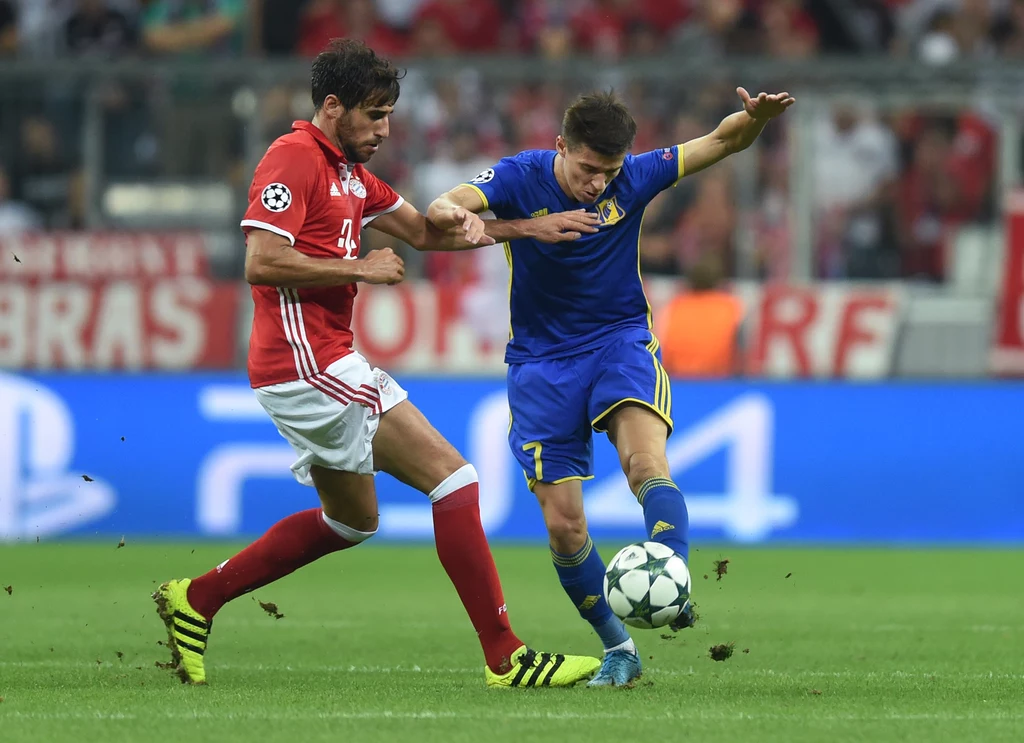 Javi Martinez (z lewej)