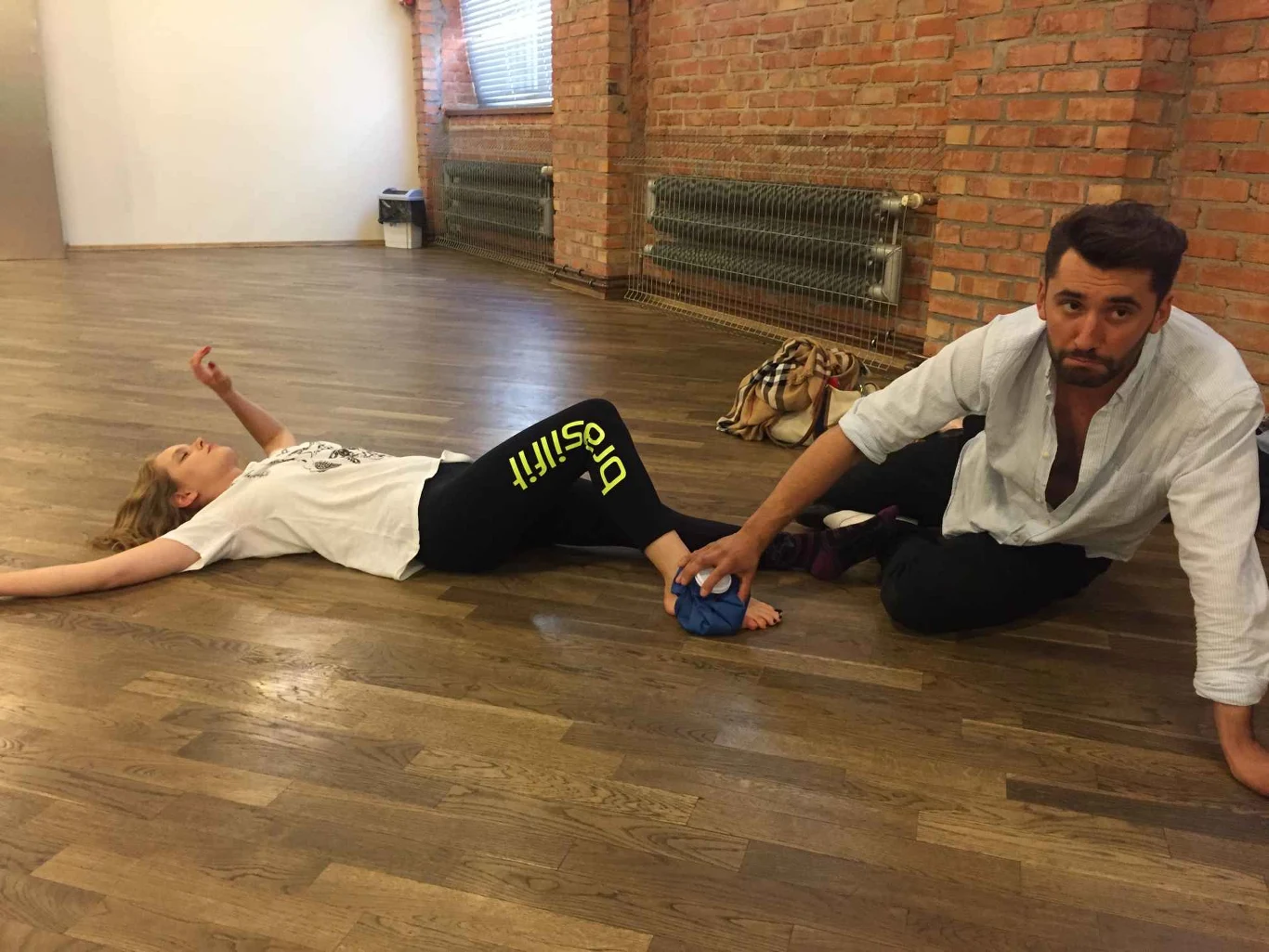 Z pomocą Oldze Kalickiej przyszedł jej taneczny partner - Rafał Maserak Z pomocą Oldze Kalickiej przyszedł jej taneczny partner - Rafał Maserak