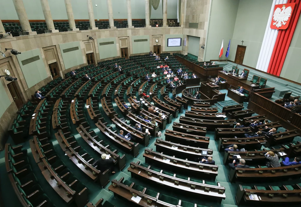 Sejm zajmie się w środę projektem ustawy o statusie sędziów TK Sejm zajmie się w środę projektem ustawy o statusie sędziów TK
