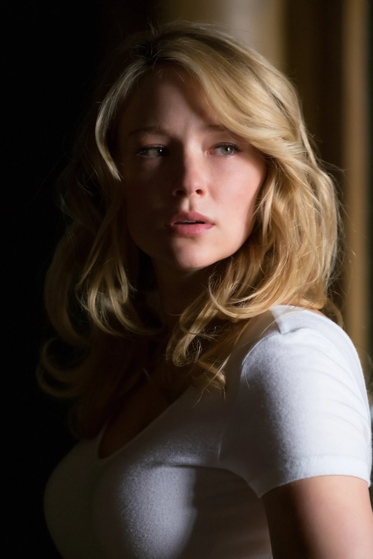 Haley Bennett w scenie z filmu "Dziewczyna z pociągu"