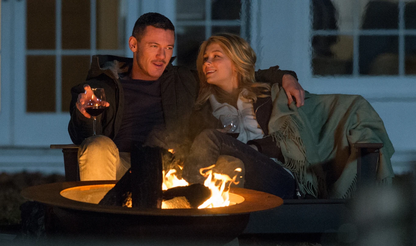 Luke Evans i Haley Bennett w scenie z filmu "Dziewczyna z pociągu"