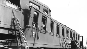 Spiętrzone wagony po katastrofie kolejowej w Krzeszowicach. Widoczne drabiny przystawione do okien i kolejarz trzymając przewody gazowe do palników