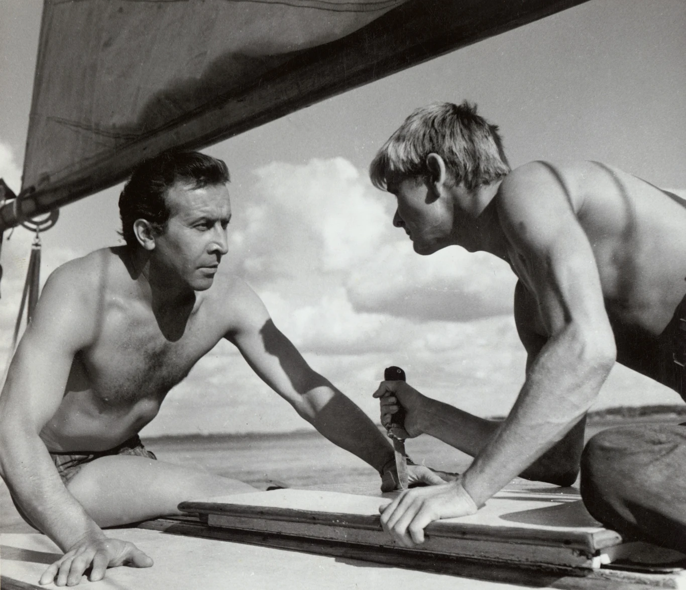 Leon Niemczyk i Zygmunt Malanowicz w filmie "Nóż w wodzie"