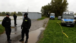 Funkcjonariusze policji zabezpieczają teren eksperymentu procesowego dotyczącego śledztwa w sprawie zabójstwa nastolatki sprzed 18 lat