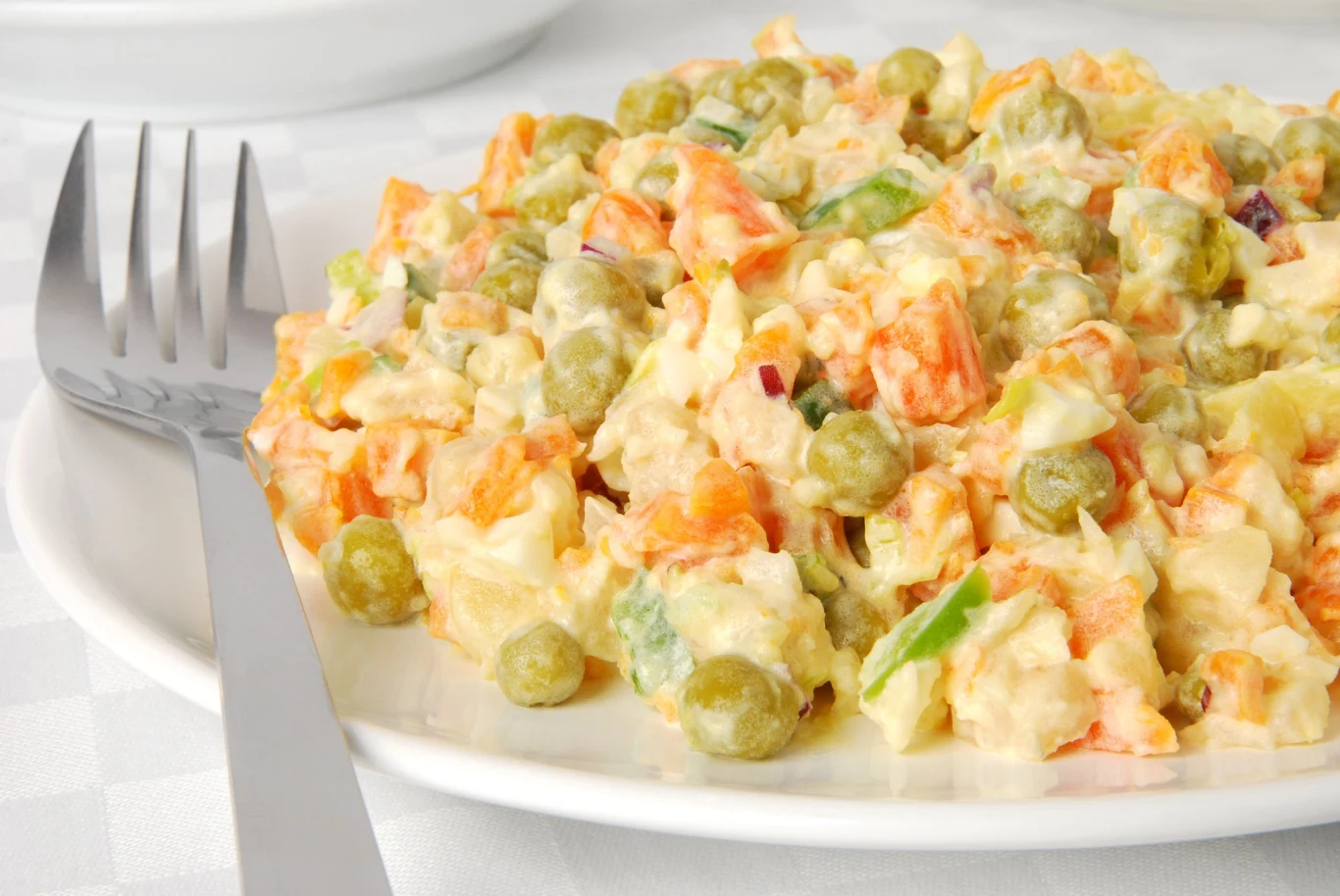 Sałatka jarzynowa często pojawia się na stołach w okresie Bożego Narodzenia. A gdyby tak podać ją w nieco inny sposób? Sałatka jarzynowa często pojawia się na stołach w okresie Bożego Narodzenia. A gdyby tak podać ją w nieco inny sposób?