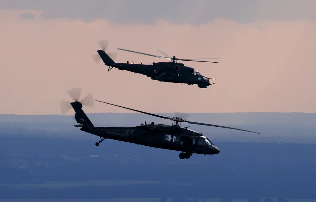 Gdyby przetarg dotyczył średnich śmigłowców, to Black Hawk (na pierwszym planie) by się nadawał. Mi-14 nie ma czym zastąpić