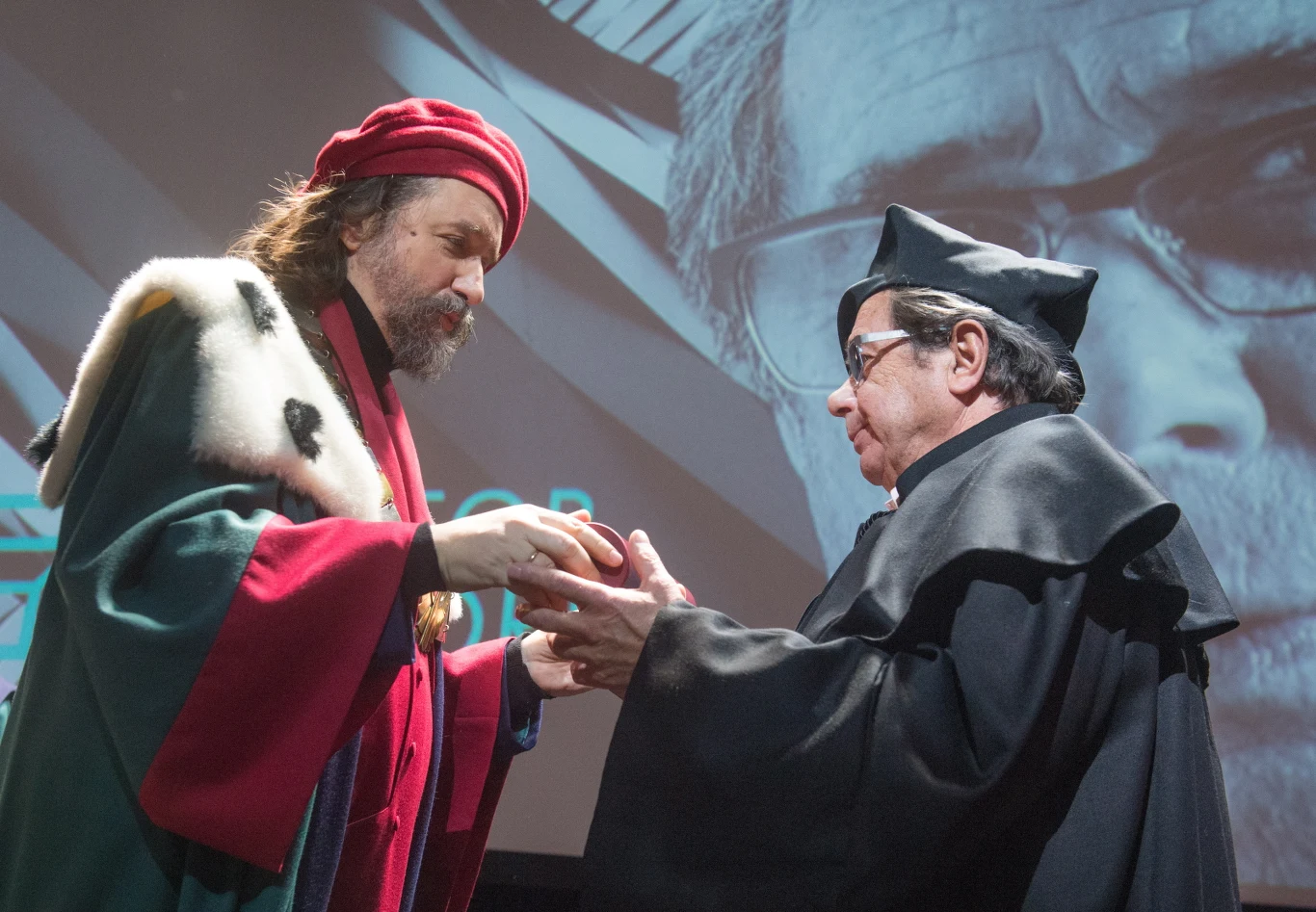 Mariusz Grzegorzek (L) wręcz Januszowi Gajosowi (P) tytuł doktora honoris causa Państwowej Wyższej Szkoły Filmowej, Telewizyjnej i Teatralnej im. Leona Schillera w Łodzi