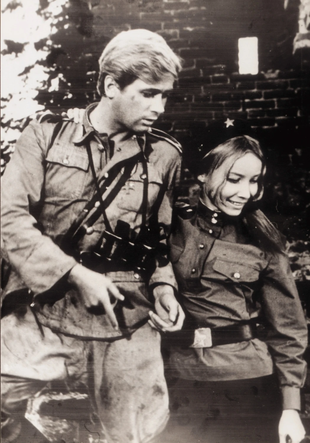 Janusz Gajos i Pola Raksa w serialu "Czterej pancerni i pies"