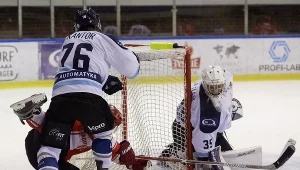 Hokeiści MH Automatyki Stoczniowiec 2014 Gdańsk Krzysztof Kantor (L) i bramkarz Michał Kieler (P) oraz jeden z graczy Comarch Cracovii