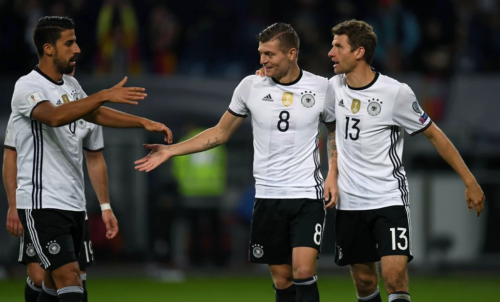 Thomas Mueller (pierwszy z prawej), a obok Toni Kroos, czyli strzelcy goli dla Niemców