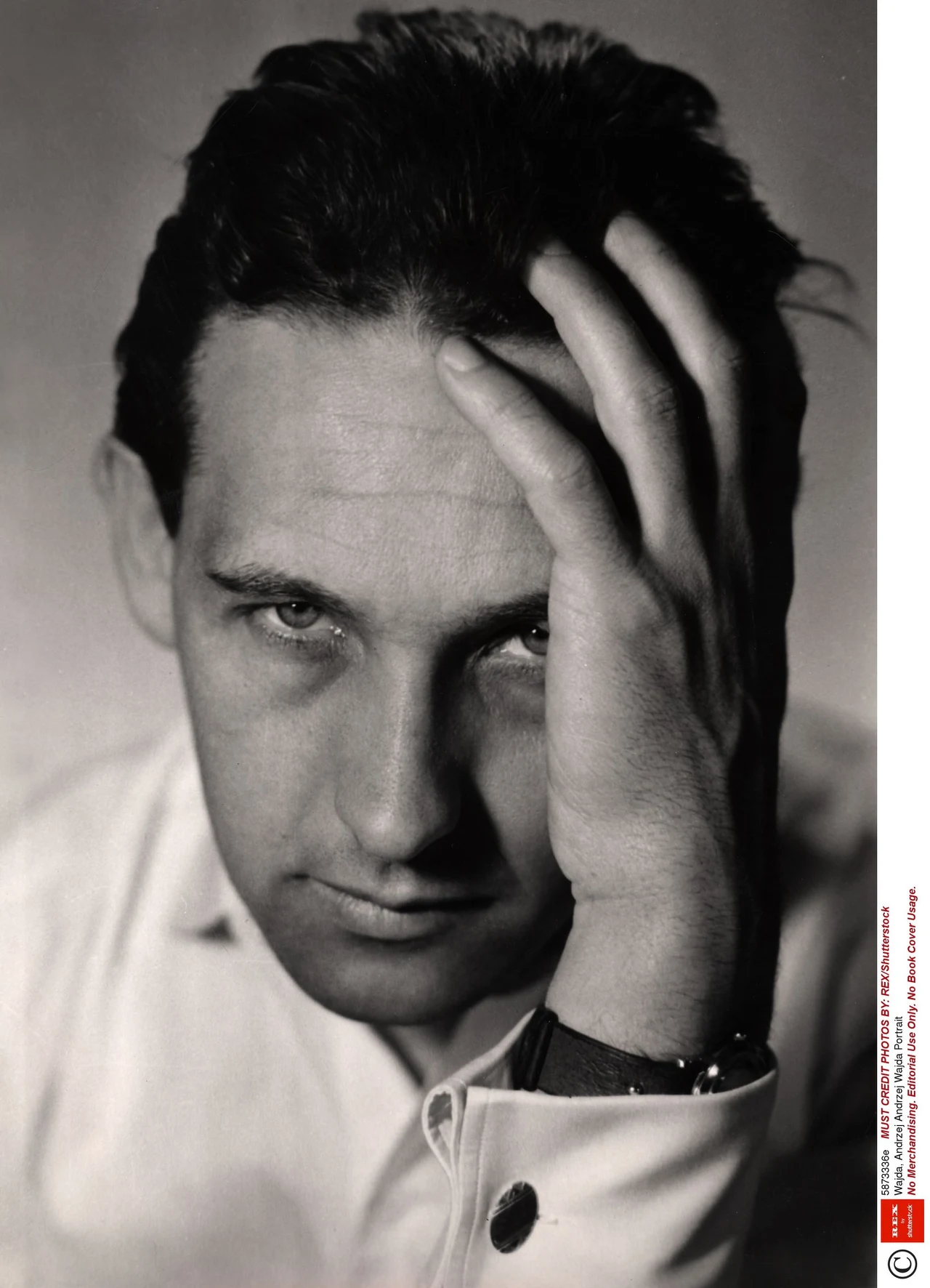 Andrzej Wajda urodził się 6 marca 1926 roku w Suwałkach. Jego ojciec, Jakub, oficer Wojska Polskiego, zginął w Katyniu. Chciał, by syn służył w armii. W 1939 roku przyszły reżyser pojechał więc do Lwowa, by wstąpić do Korpusu Kadetów. Nie dostał się tam jednak i większą część wojny spędził w Radomiu.