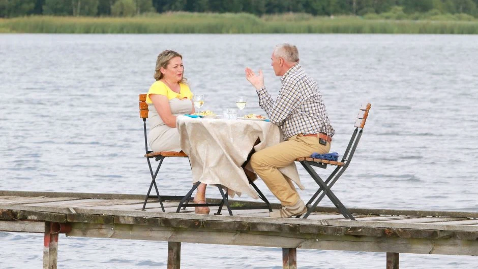 W szóstym odcinku produkcji TVP "Rolnik szuka żony 3" (emisja 9 października 2016) rolnicy odbyli swe pierwsze randki. Z kim najlepiej się dogadują? Kto komu skradł serce? Kto ma wątpliwości? A kto musiał opuścić program? Sprawdźcie!

W domu Zbigniewa - po wyjeździe Łucji - przebywają już tylko dwie kobiety. Na pierwszą randkę rolnik postanowił zabrać Irenę. Nie ma wątpliwości, że Zbigniew jest oczarowany seksowną kandydatką na żonę
