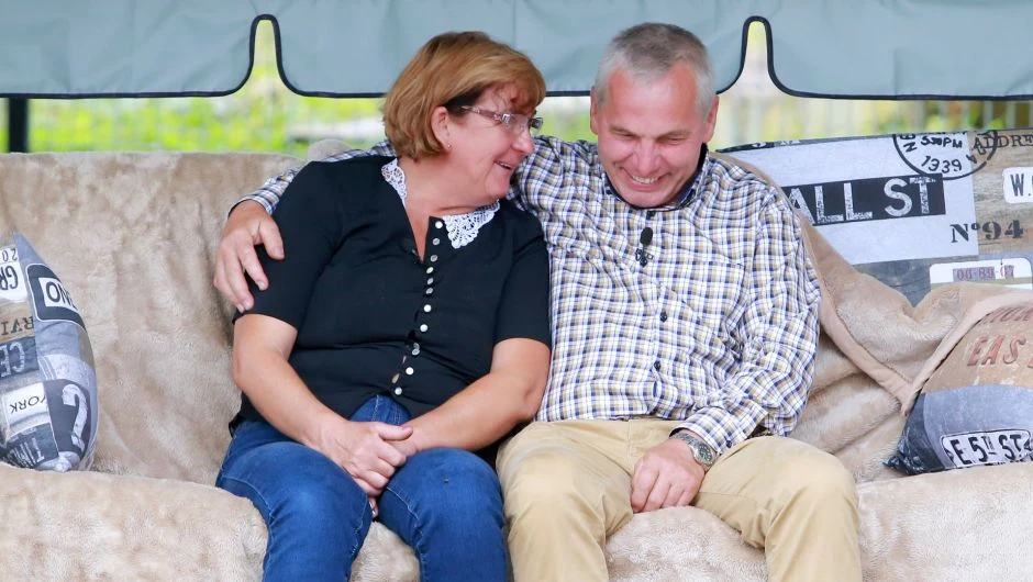 Zbigniew uwodzi na huśtawce Bogusię Zbigniew uwodzi na huśtawce Bogusię