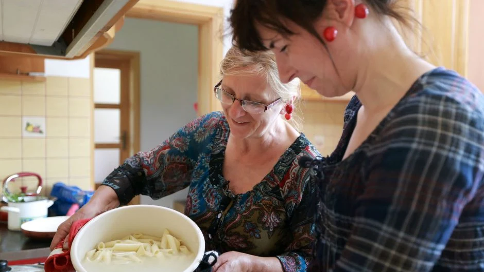 Mama Szymona przepytywała w kuchni Urszulę