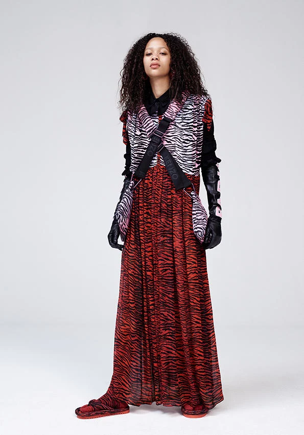 Kolekcja Kenzo x H&M będzie dostępna w ponad 250 sklepach H&M na świecie, a także online od 3 listopada 2016. Kolekcja Kenzo x H&M będzie dostępna w ponad 250 sklepach H&M na świecie, a także online od 3 listopada 2016.