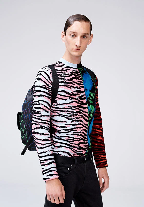 Kolekcja Kenzo x H&M będzie dostępna w ponad 250 sklepach H&M na świecie, a także online od 3 listopada 2016. Kolekcja Kenzo x H&M będzie dostępna w ponad 250 sklepach H&M na świecie, a także online od 3 listopada 2016.