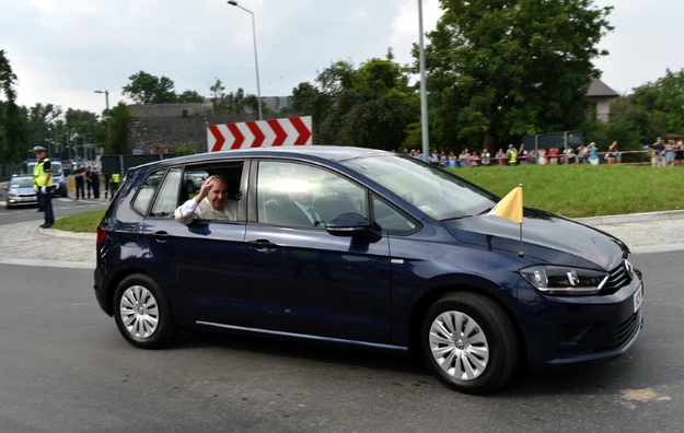 "Papieskość" Golfów dla kupujących nie była istotna. Auta sprzedano po cenie rynkowej