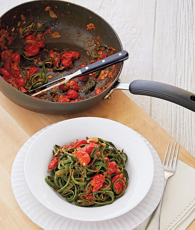 Makaron szpinakowy z pesto i pomidorami Makaron szpinakowy z pesto i pomidorami