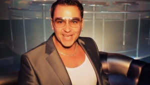 Radosław Liszewski - lider zespołu Weekend w teledysku do utworu "Ona tańczy dla mnie"